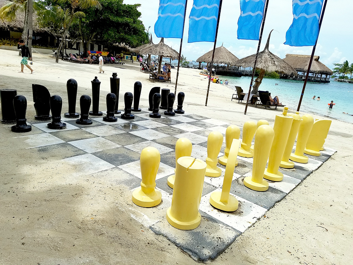 ビーチにある特大チェス